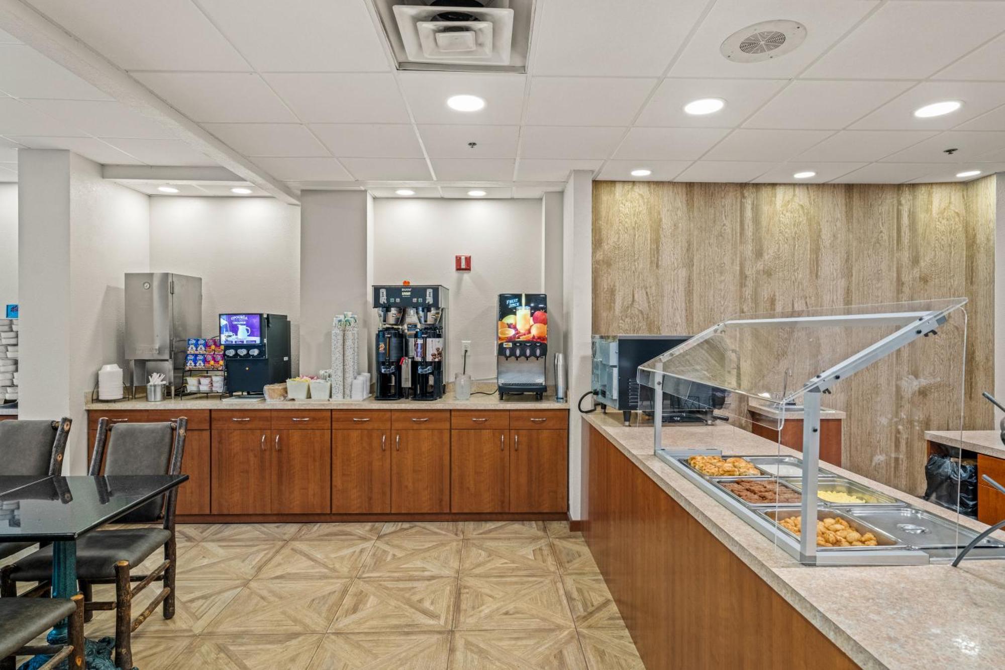 Black Bear Inn & Suites Гетлинбург Екстериор снимка