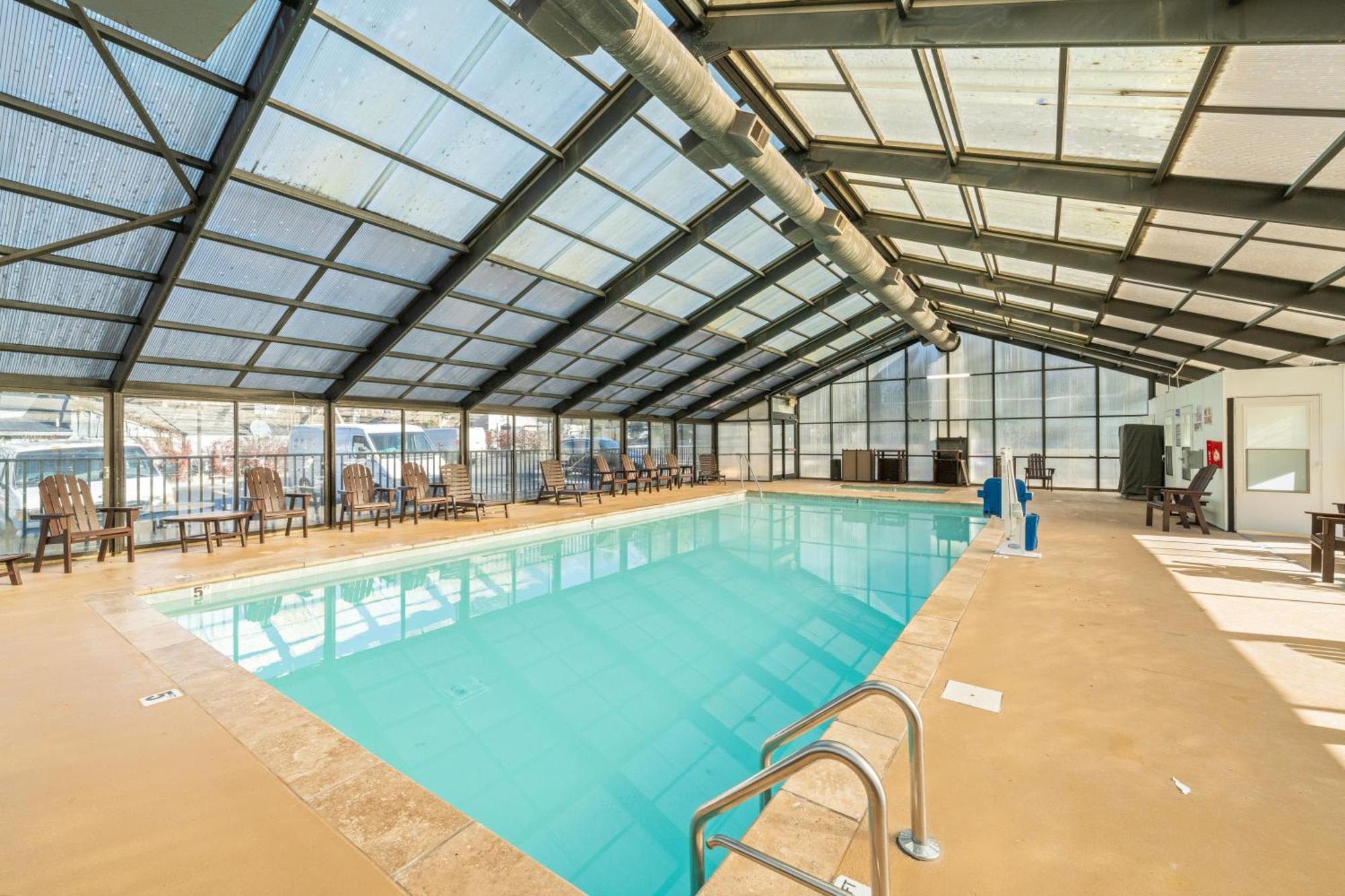 Black Bear Inn & Suites Гетлинбург Екстериор снимка