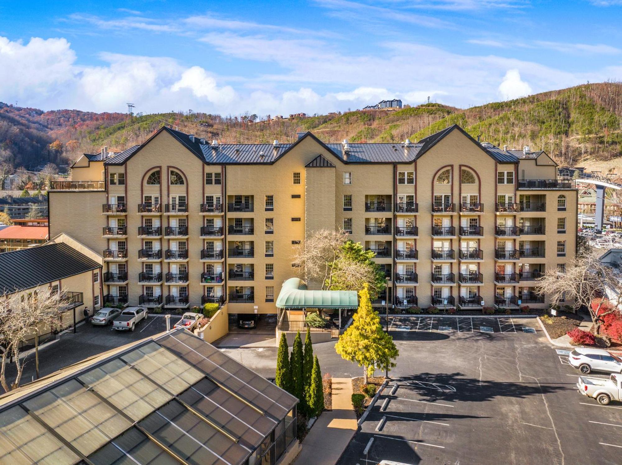 Black Bear Inn & Suites Гетлинбург Екстериор снимка